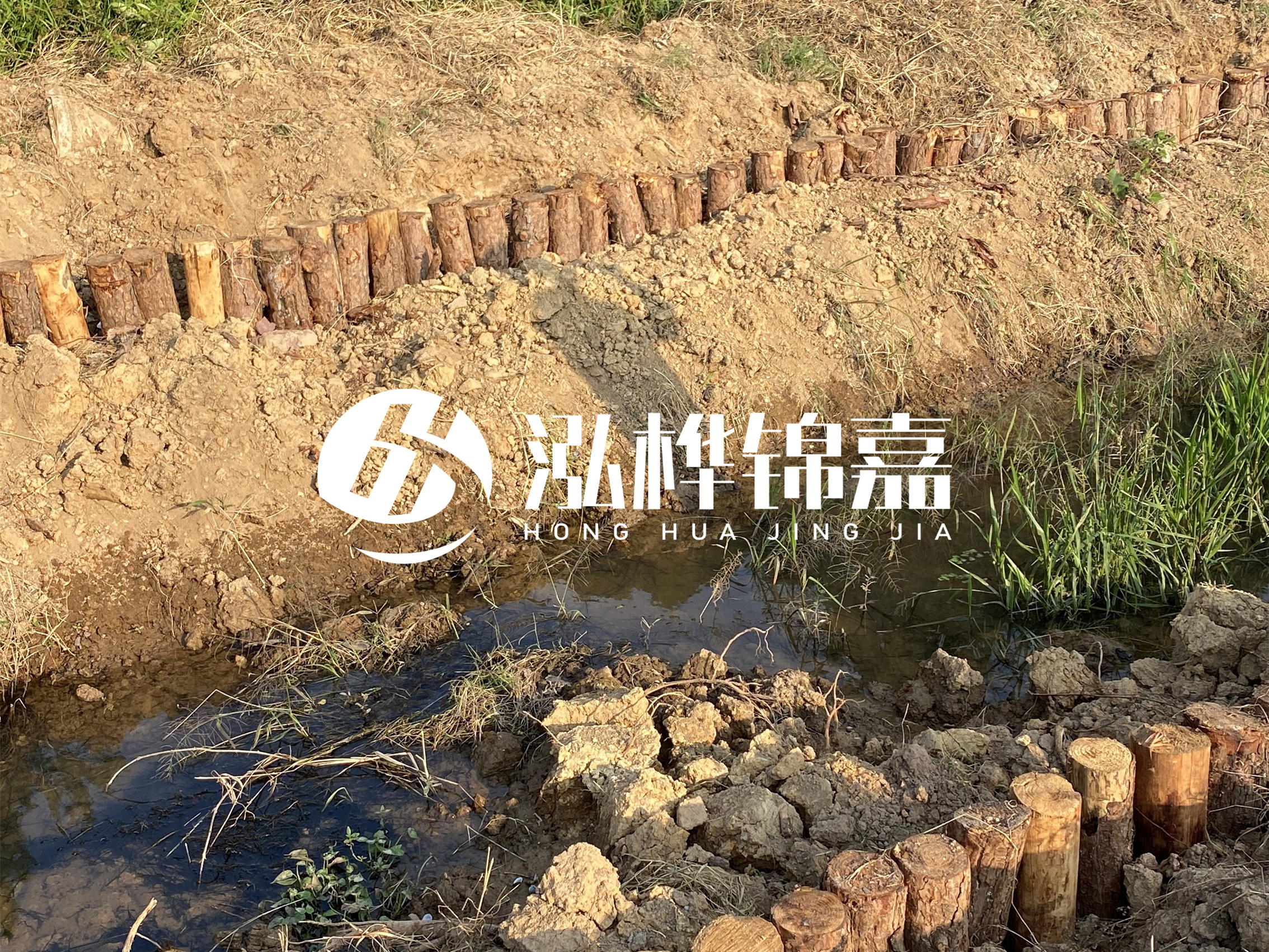 防汛木樁價格中的施工費(fèi)如何計算？水下打樁和陸地打樁費(fèi)用差異？