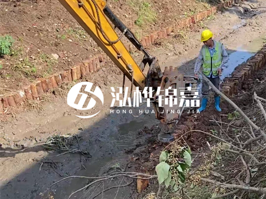 松木樁施工隊(duì)泓樺錦嘉 - 河道加固打松木樁怎么打？